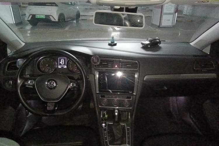Used Volkswagen Golf 2020 Zhiai Edition 280TSI DSG Comfort Model Center Console