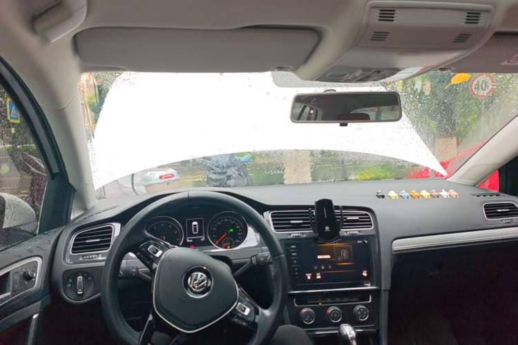 Used Volkswagen Golf 2020 Zhiai Edition 200TSI DSG Comfortable & Ambitious Version Center Console