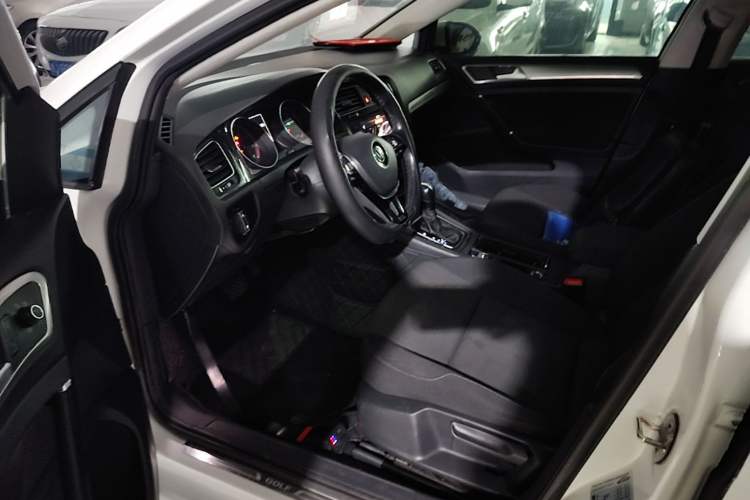 Used Volkswagen Golf 2020 200TSI DSG Comfortable and Ambitious Edition Driver Seat
