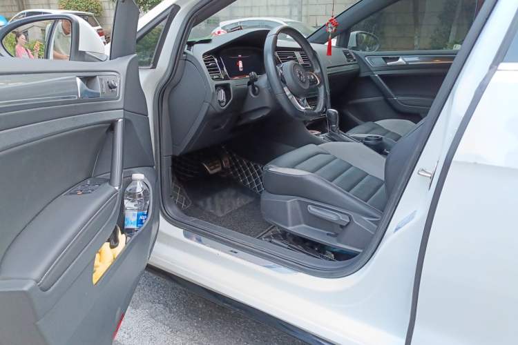 Used Volkswagen Golf 2020 Charming Edition 280TSI DSG R-Line Driver Seat