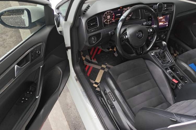 Used Volkswagen Golf 2020 280TSI DSG Luxury Edition Driver Seat