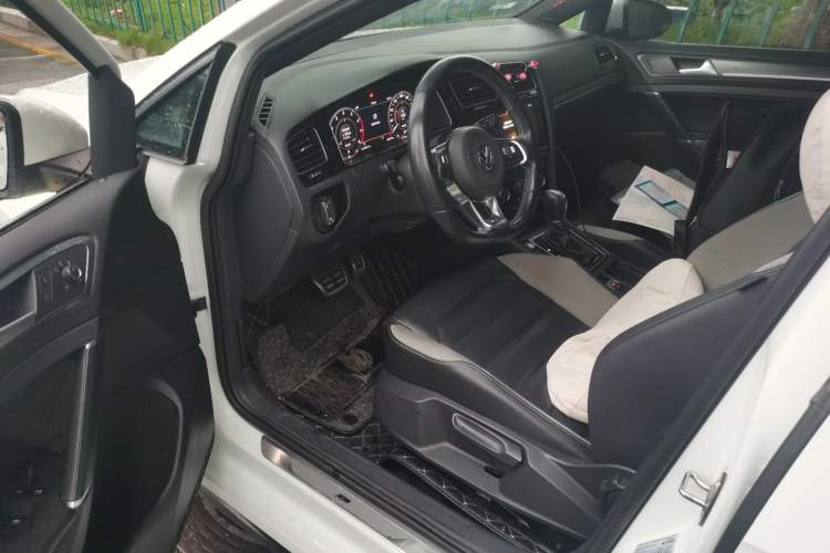 Used Volkswagen Golf 2020 Charming Edition 280TSI DSG R-Line Driver Seat