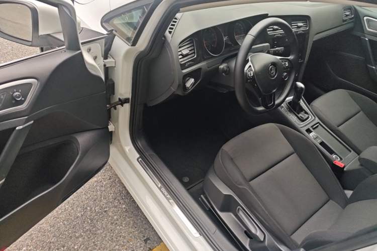 Used Volkswagen Golf 2020 200TSI DSG Comfortable and Ambitious Edition Driver Seat