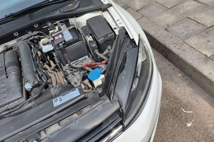 Used Volkswagen Golf 2020 200TSI DSG Comfortable and Ambitious Edition Engine Bay Left