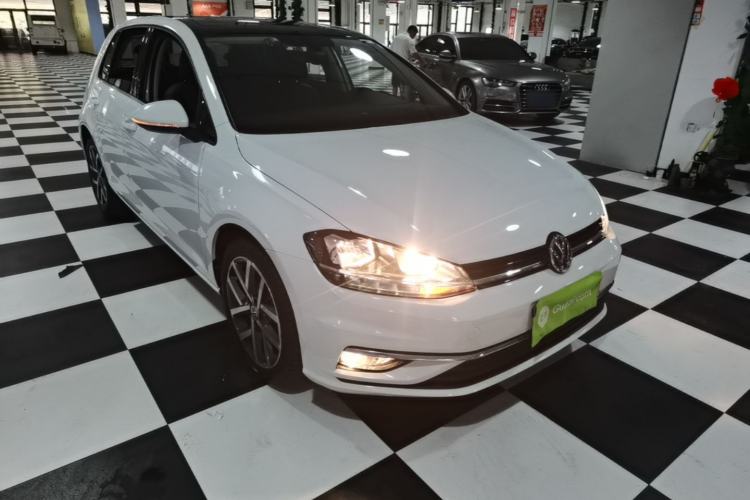 Used Volkswagen Golf 2020 Zhiai Edition 280TSI DSG Luxury Model Front Right 45 Deg