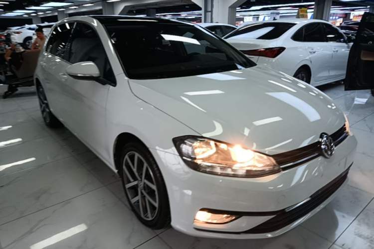 Used Volkswagen Golf 2020 280TSI DSG Luxury Edition Front Right 45 Deg