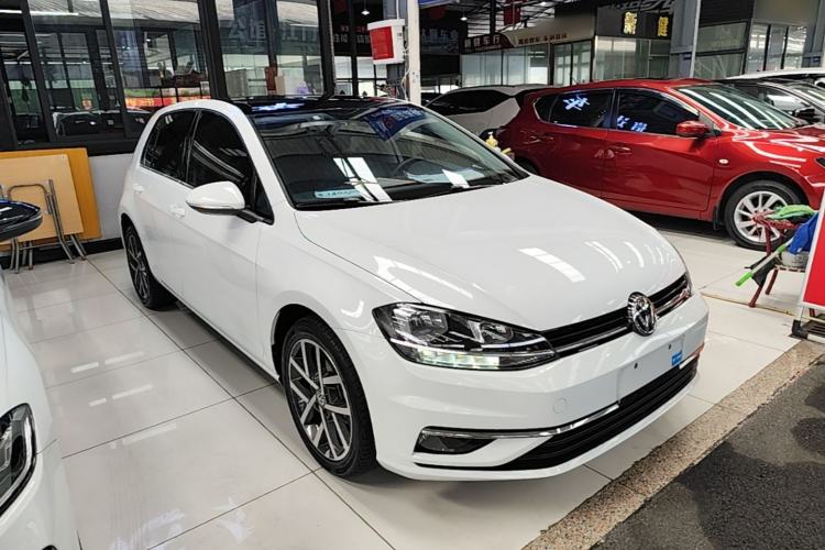 Used Volkswagen Golf 2020 200TSI DSG Comfortable and Ambitious Edition Front Right 45 Deg