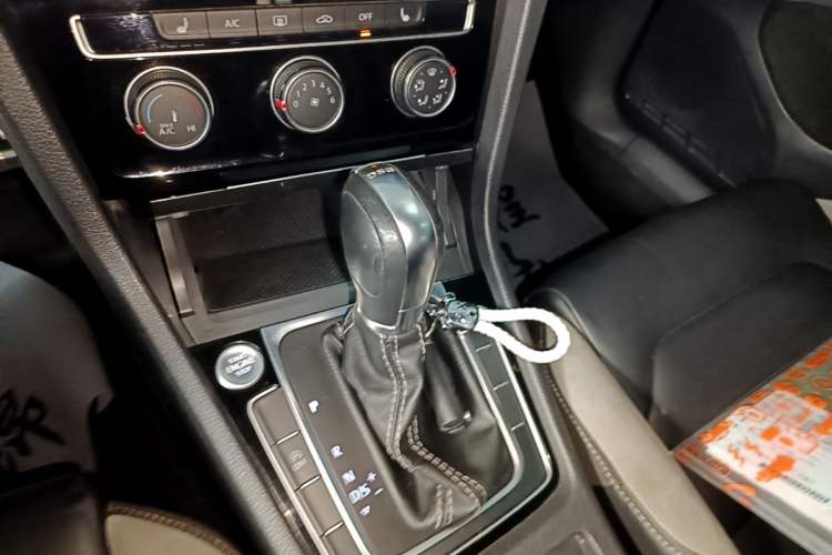 Used Volkswagen Golf 2020 Charming Edition 280TSI DSG R-Line Gear Lever