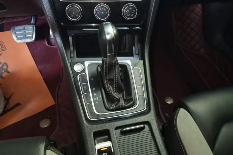 Used Volkswagen Golf 2020 Charming Edition 280TSI DSG R-Line Gear Lever
