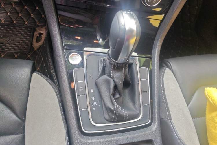 Used Volkswagen Golf 2020 Charming Edition 280TSI DSG R-Line Gear Lever