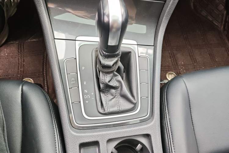 Used Volkswagen Golf 2020 200TSI DSG Comfortable and Ambitious Edition Gear Lever