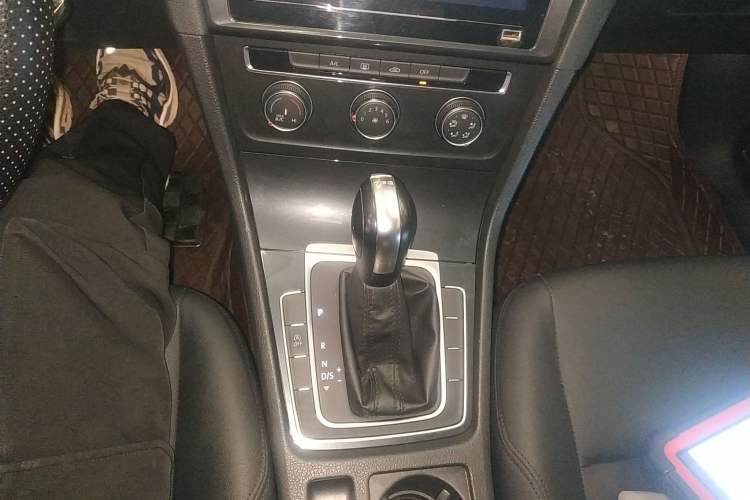 Used Volkswagen Golf 2020 200TSI DSG Comfortable and Ambitious Edition Gear Lever