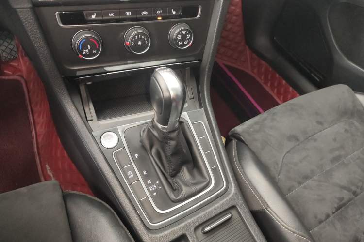 Used Volkswagen Golf 2020 280TSI DSG Luxury Edition Gear Lever