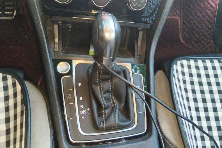 Used Volkswagen Golf 2020 Charming Edition 280TSI DSG R-Line Gear Lever