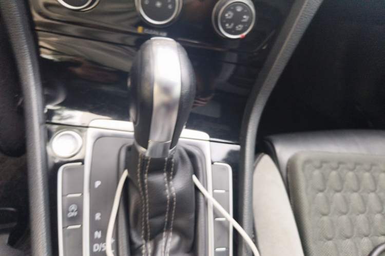 Used Volkswagen Golf 2020 Charming Edition 280TSI DSG R-Line Gear Lever