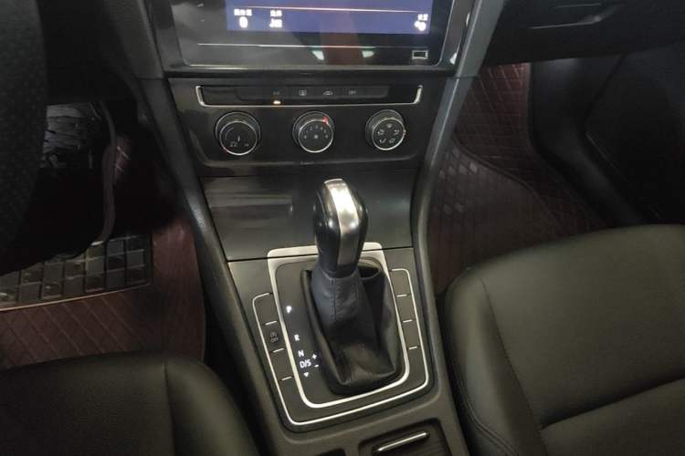 Used Volkswagen Golf 2020 200TSI DSG Comfortable and Ambitious Edition Gear Lever