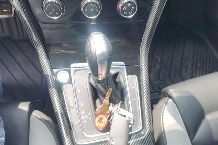 Used Volkswagen Golf 2020 Charming Edition 280TSI DSG R-Line Gear Lever