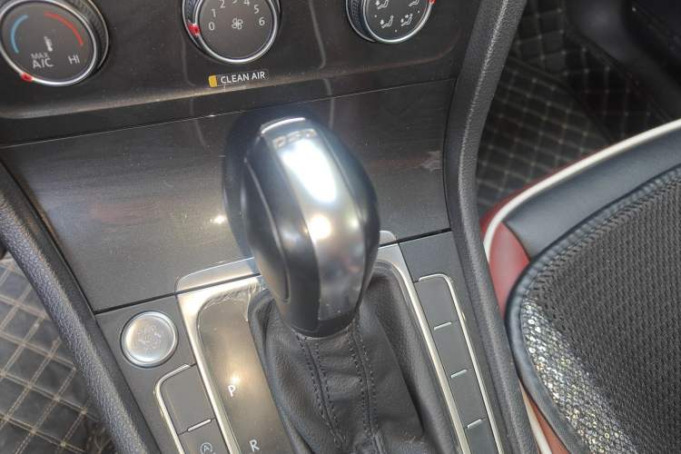 Used Volkswagen Golf 2020 Zhiai Edition 200TSI DSG Comfortable & Ambitious Version Gear Lever