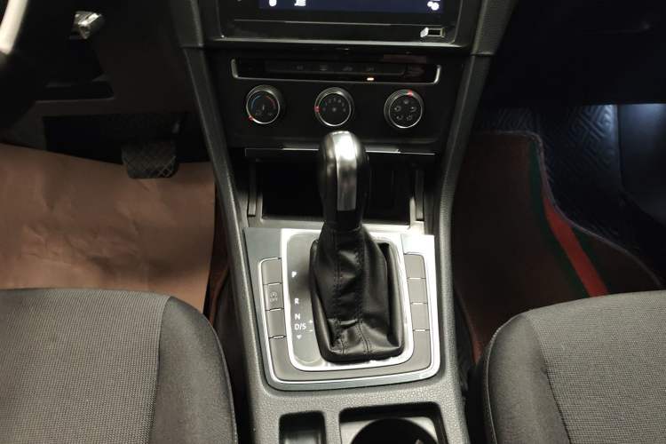 Used Volkswagen Golf 2020 200TSI DSG Comfortable and Ambitious Edition Gear Lever