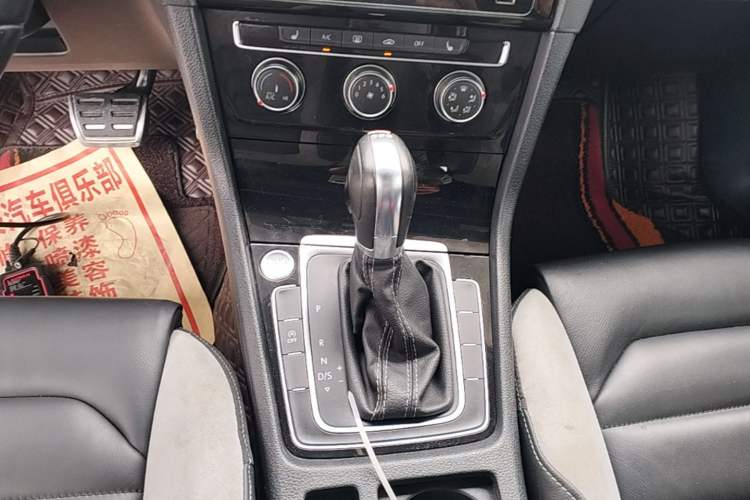 Used Volkswagen Golf 2020 Charming Edition 280TSI DSG R-Line Gear Lever