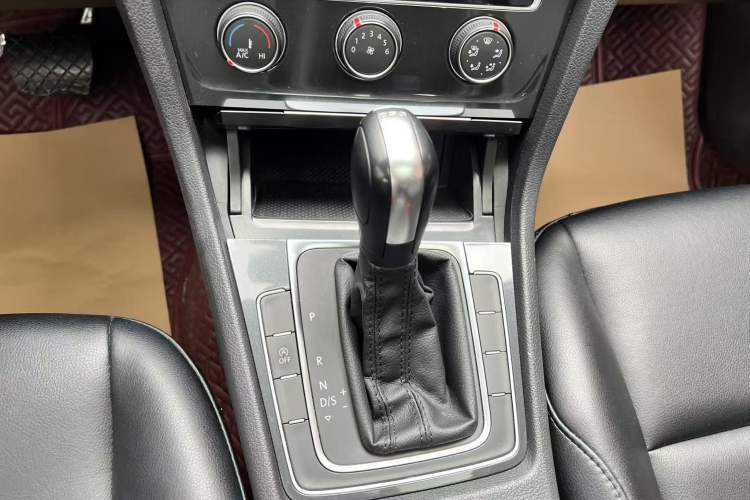 Used Volkswagen Golf 2020 200TSI DSG Comfortable and Ambitious Edition Gear Lever