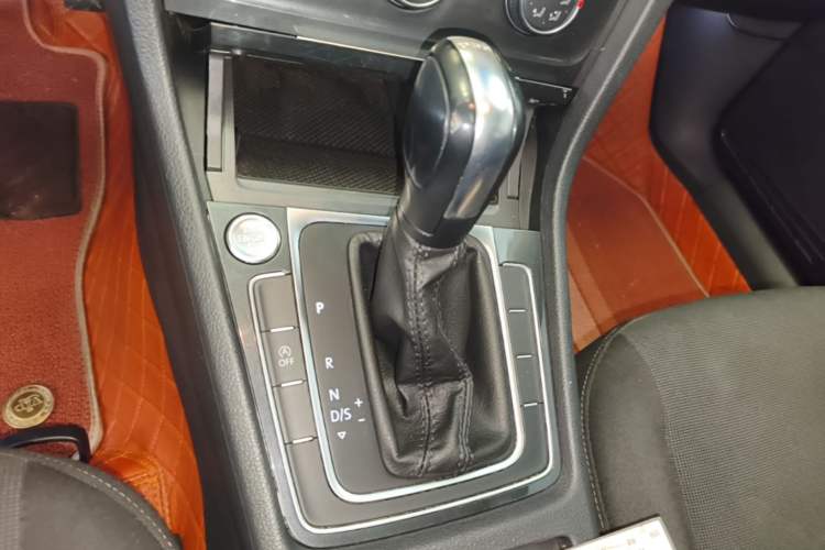 Used Volkswagen Golf 2020 Zhiai Edition 200TSI DSG Comfortable & Ambitious Version Gear Lever