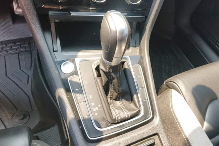 Used Volkswagen Golf 2020 Charming Edition 280TSI DSG R-Line Gear Lever