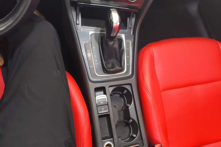 Used Volkswagen Golf 2020 200TSI DSG Comfortable and Ambitious Edition Gear Lever