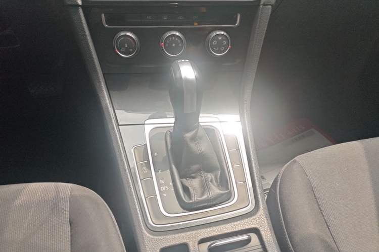 Used Volkswagen Golf 2020 200TSI DSG Comfortable and Ambitious Edition Gear Lever