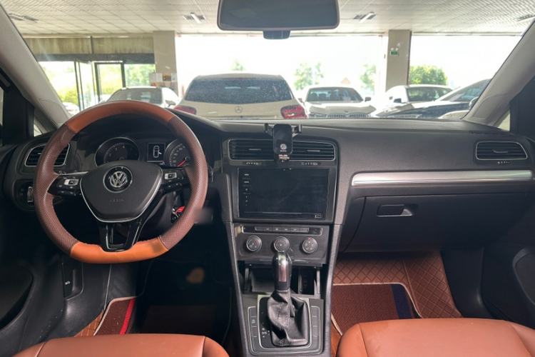 Used Volkswagen Golf 2020 200TSI DSG Comfortable and Ambitious Edition Interior 15