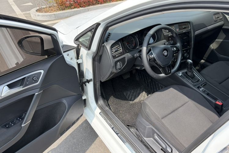 Used Volkswagen Golf 2020 Zhiai Edition 200TSI DSG Comfort Model Interior 3
