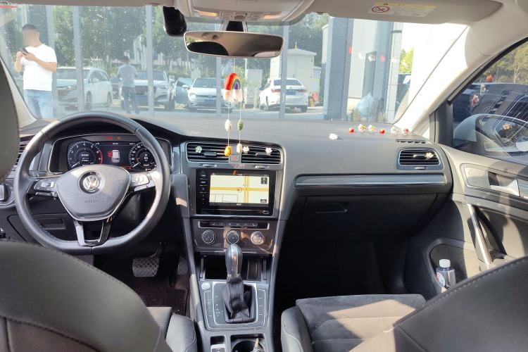 Used Volkswagen Golf 2020 280TSI DSG Luxury Edition Interior 3