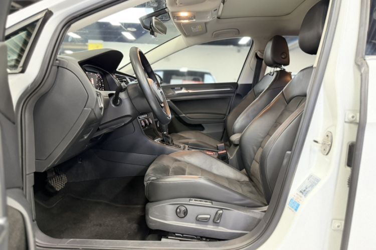 Used Volkswagen Golf 2020 280TSI DSG Luxury Edition Interior 3