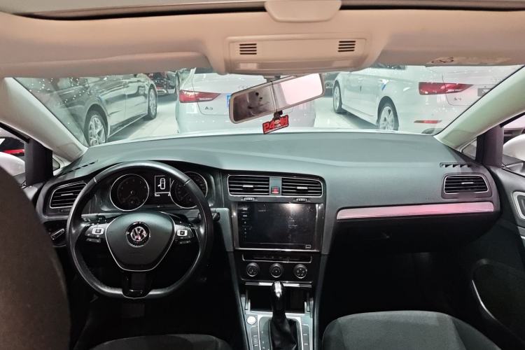 Used Volkswagen Golf 2020 Zhiai Edition 200TSI DSG Comfortable & Ambitious Version Interior 4