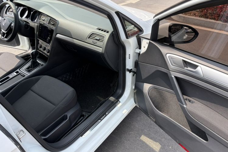 Used Volkswagen Golf 2020 Zhiai Edition 200TSI DSG Comfort Model Interior 5