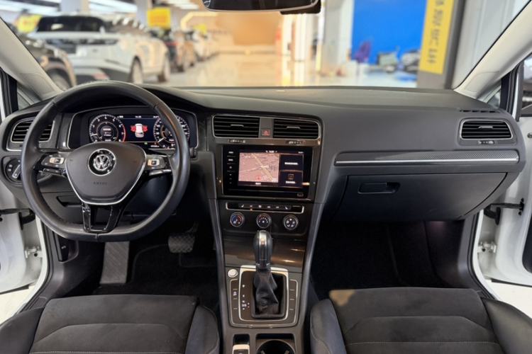 Used Volkswagen Golf 2020 280TSI DSG Luxury Edition Interior 6