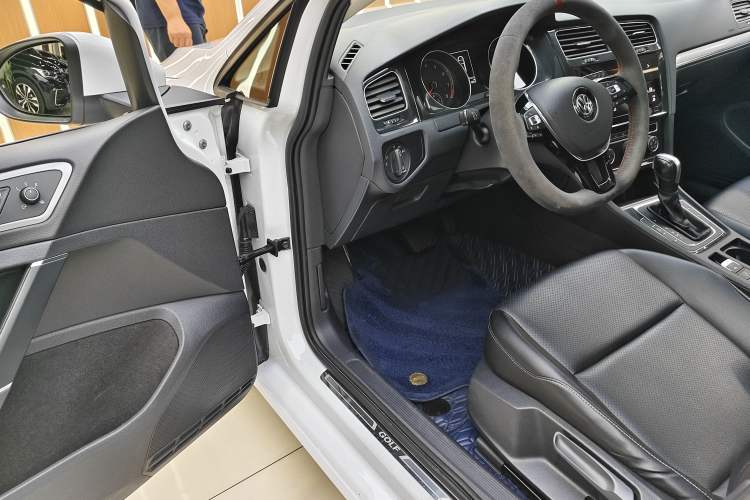 Used Volkswagen Golf 2020 200TSI DSG Comfortable and Ambitious Edition Interior 6