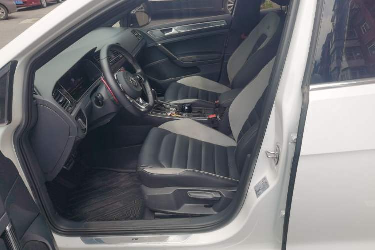 Used Volkswagen Golf 2020 Charming Edition 280TSI DSG R-Line Left Front Seat