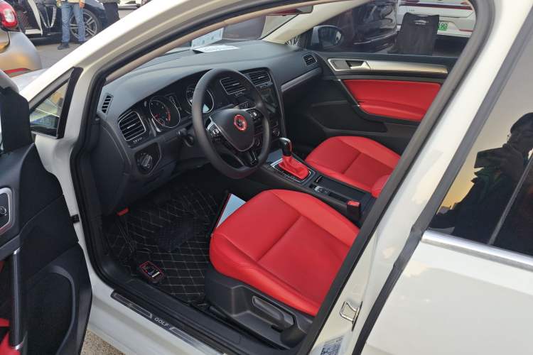 Used Volkswagen Golf 2020 200TSI DSG Comfortable and Ambitious Edition Left Front Seat