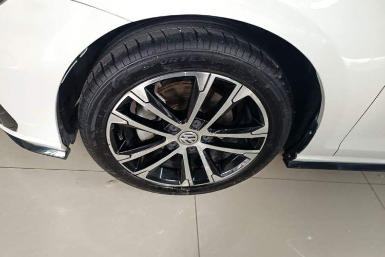 Used Volkswagen Golf 2020 Charming Edition 280TSI DSG R-Line Left Front Wheel Hub