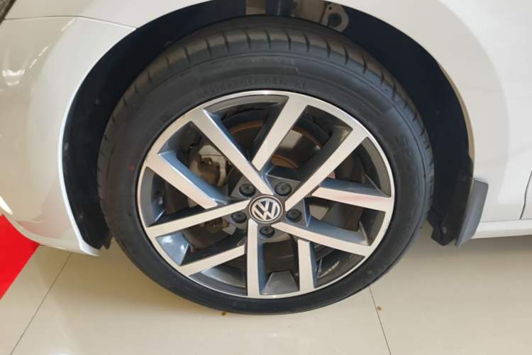 Used Volkswagen Golf 2020 Zhiai Edition 200TSI DSG Comfortable & Ambitious Version Left Front Wheel Hub