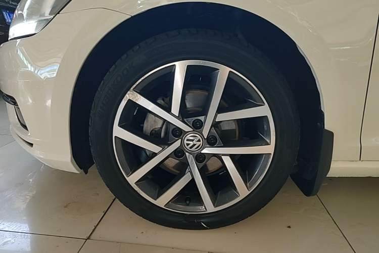 Used Volkswagen Golf 2020 Zhiai Edition 200TSI DSG Comfortable & Ambitious Version Left Front Wheel Hub
