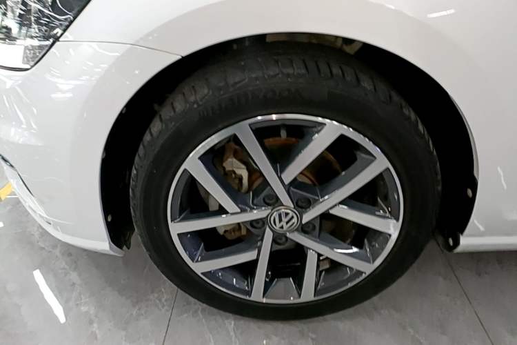 Used Volkswagen Golf 2020 Zhiai Edition 200TSI DSG Comfortable & Ambitious Version Left Front Wheel Hub