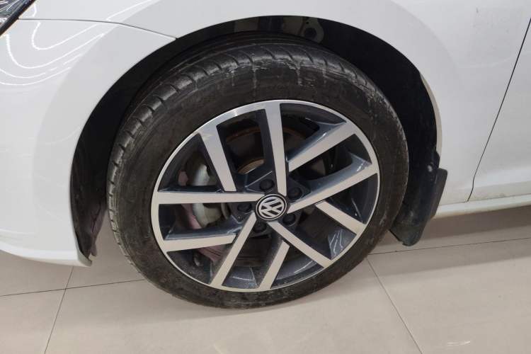 Used Volkswagen Golf 2020 Zhiai Edition 200TSI DSG Comfortable & Ambitious Version Left Front Wheel Hub