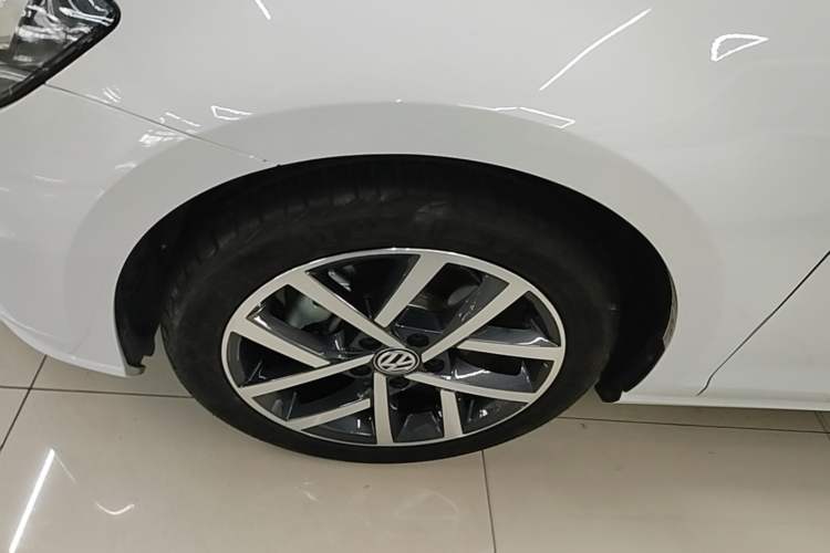 Used Volkswagen Golf 2020 Zhiai Edition 280TSI DSG Luxury Model Left Front Wheel Hub