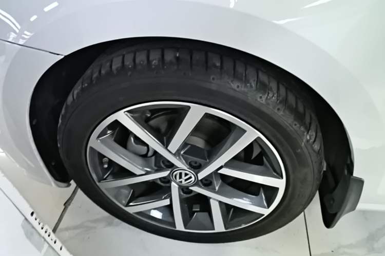 Used Volkswagen Golf 2020 Zhiai Edition 280TSI DSG Comfort Model Left Front Wheel Hub