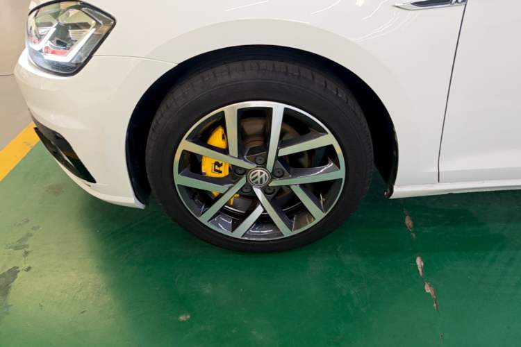 Used Volkswagen Golf 2020 Zhiai Edition 200TSI DSG Comfortable & Ambitious Version Left Front Wheel Hub