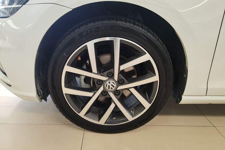 Used Volkswagen Golf 2020 Zhiai Edition 280TSI DSG Comfort Model Left Front Wheel Hub