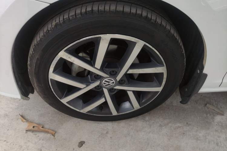 Used Volkswagen Golf 2020 Zhiai Edition 200TSI DSG Comfortable & Ambitious Version Left Front Wheel Hub