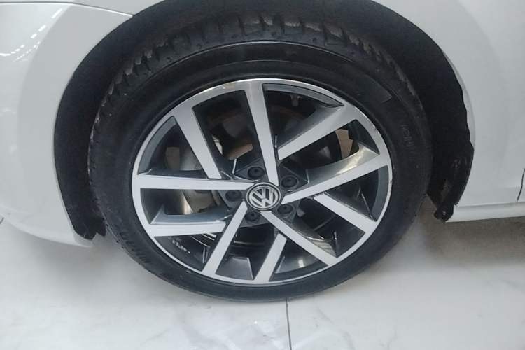 Used Volkswagen Golf 2020 Zhiai Edition 280TSI DSG Comfort Model Left Front Wheel Hub